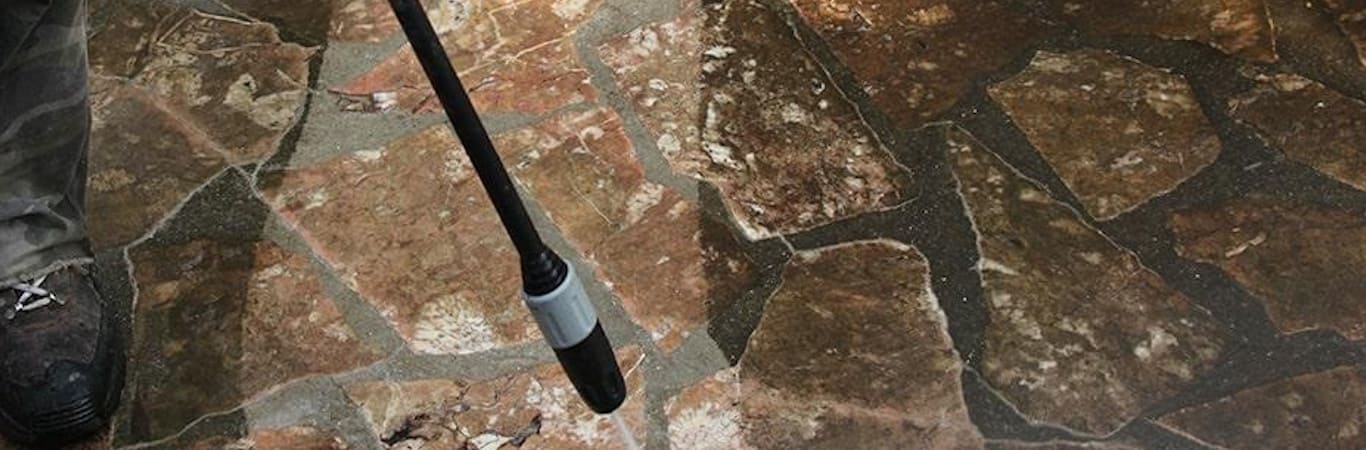 Faut-il rincer un nettoyant terrasse après application ?